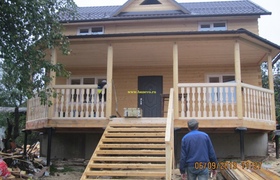 Процесс строительства дома из бруса 6х9 с эркерной террасой 3,0х9,0м.
